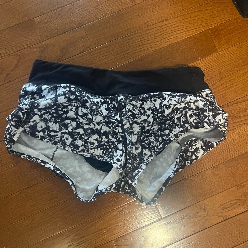 Size 6 black and white pattern lululemon speed shorts